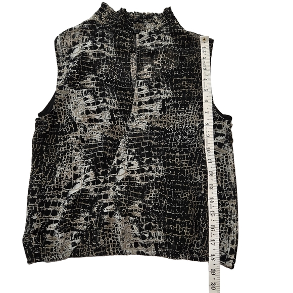 Sleeveless Mock Neck Animal Print Blouse - Picture 9 of 12